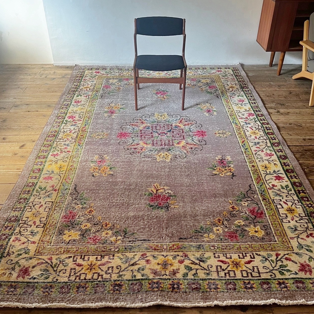 Vintage Turkish Rug - minä perhonen Vintage Turkish Rug - minä perhonen