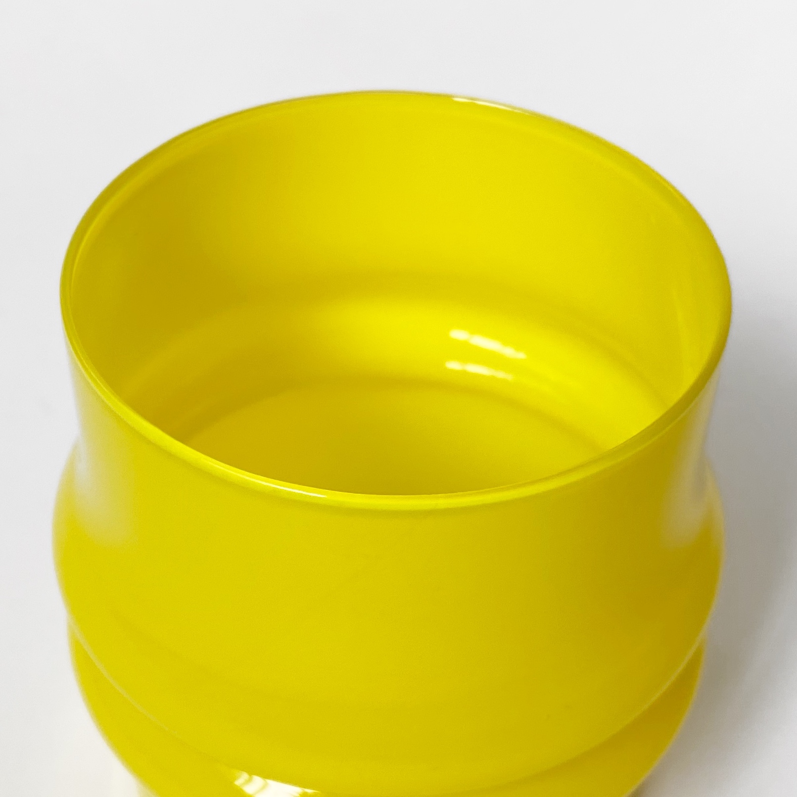 Liekkiraita Yellow Tumbler - minä perhonen