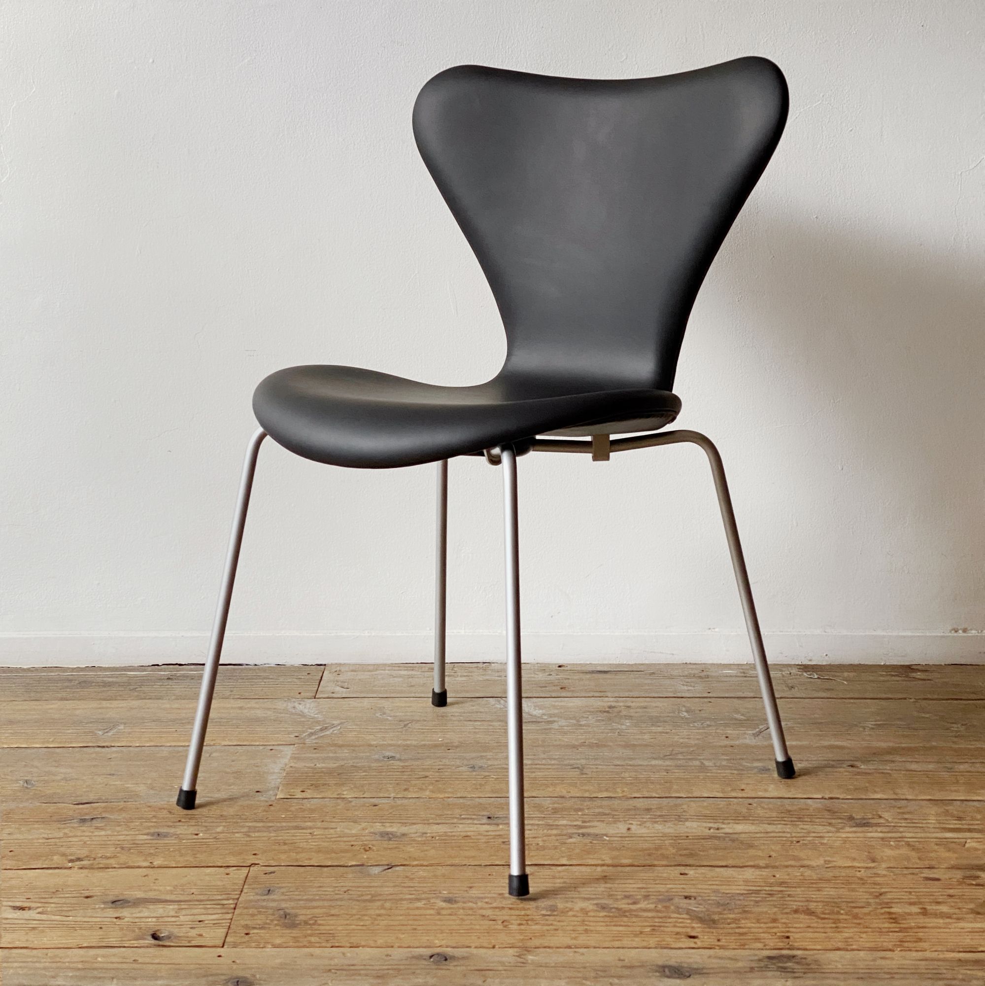 Seven Chair Black Leather - minä perhonen