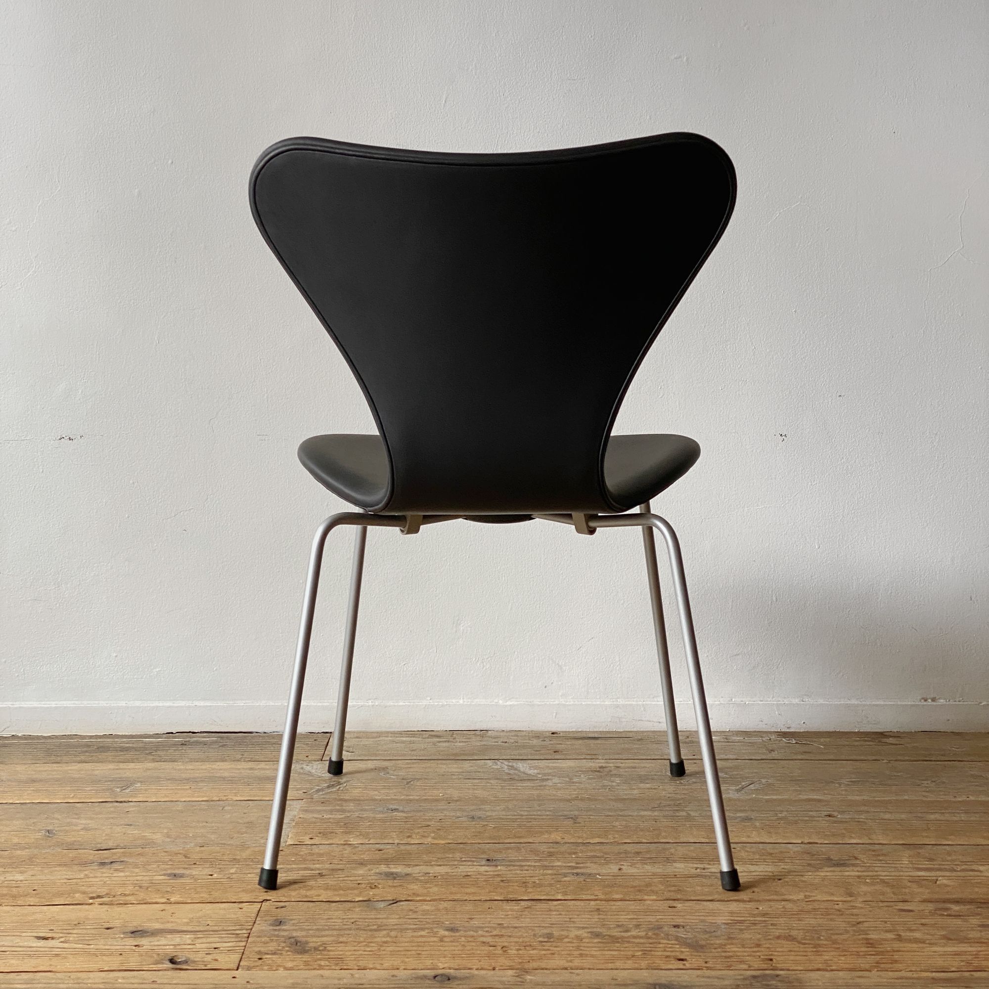 Seven Chair Black Leather - minä perhonen