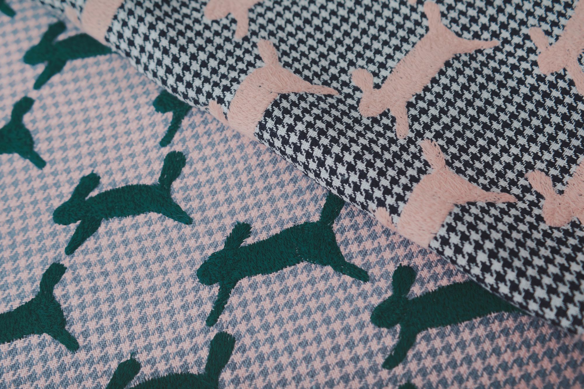 ファブリックパネル　ミナペルホネン　インテリア　ランランラン　うさぎ　北欧 数量限定】ウールブランケット シングル 130×180cm 「rabbits play