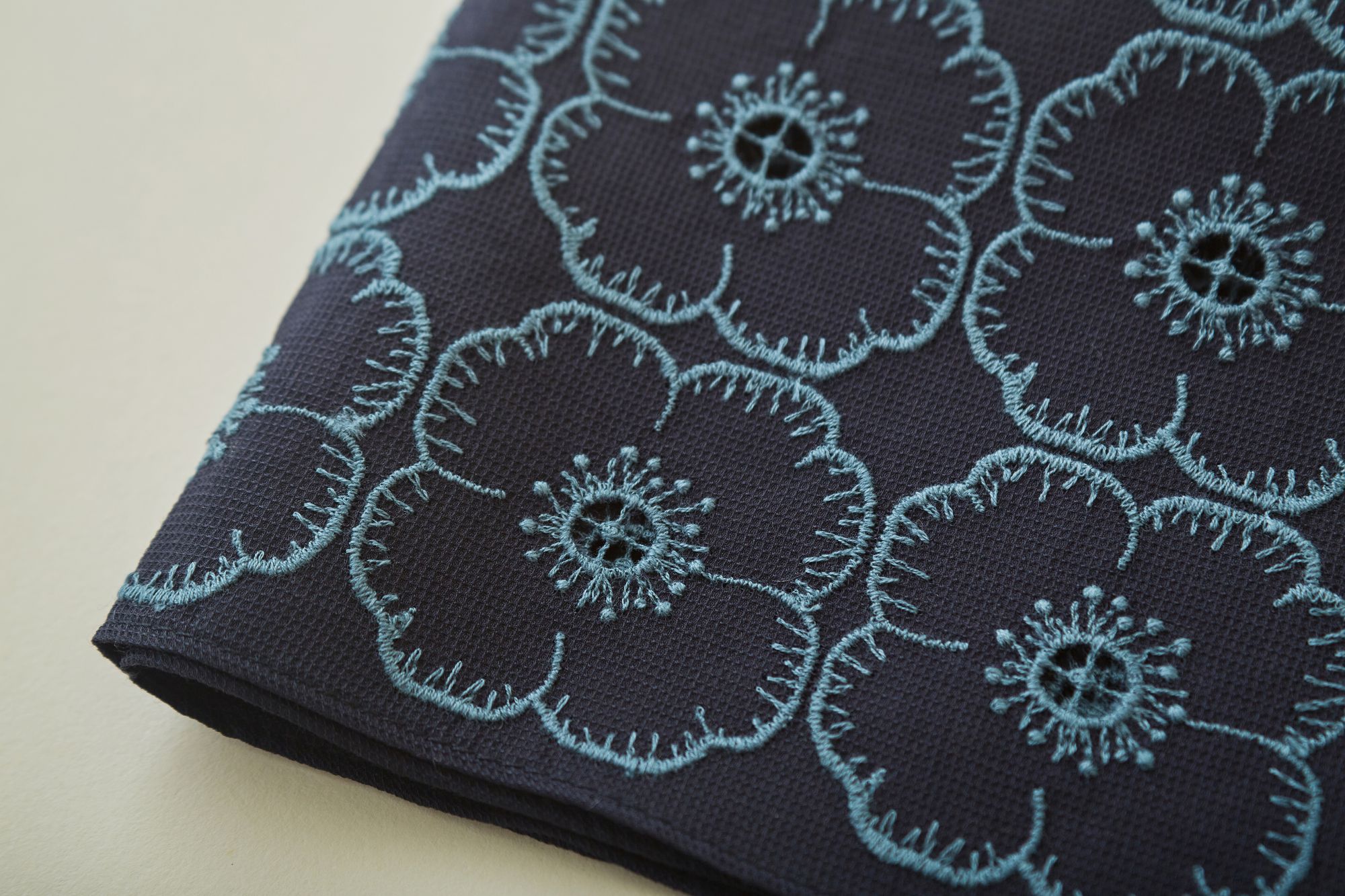 夢を編むパンダミナペルホネンanemoneブローチとレースいっぱいストール 夢を編むパンダミナペルホネンanemoneブローチとレースいっぱい