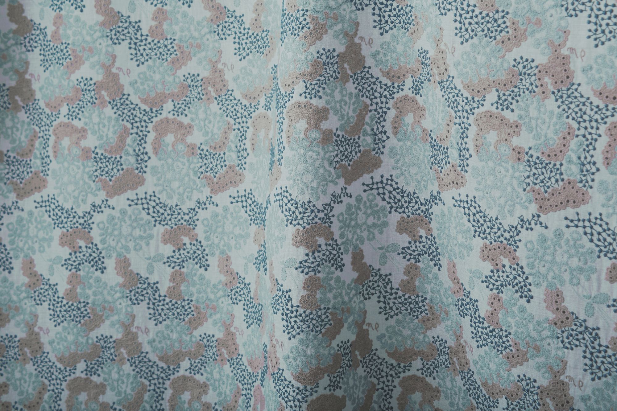 happy camouflage ファブリック - minä perhonen