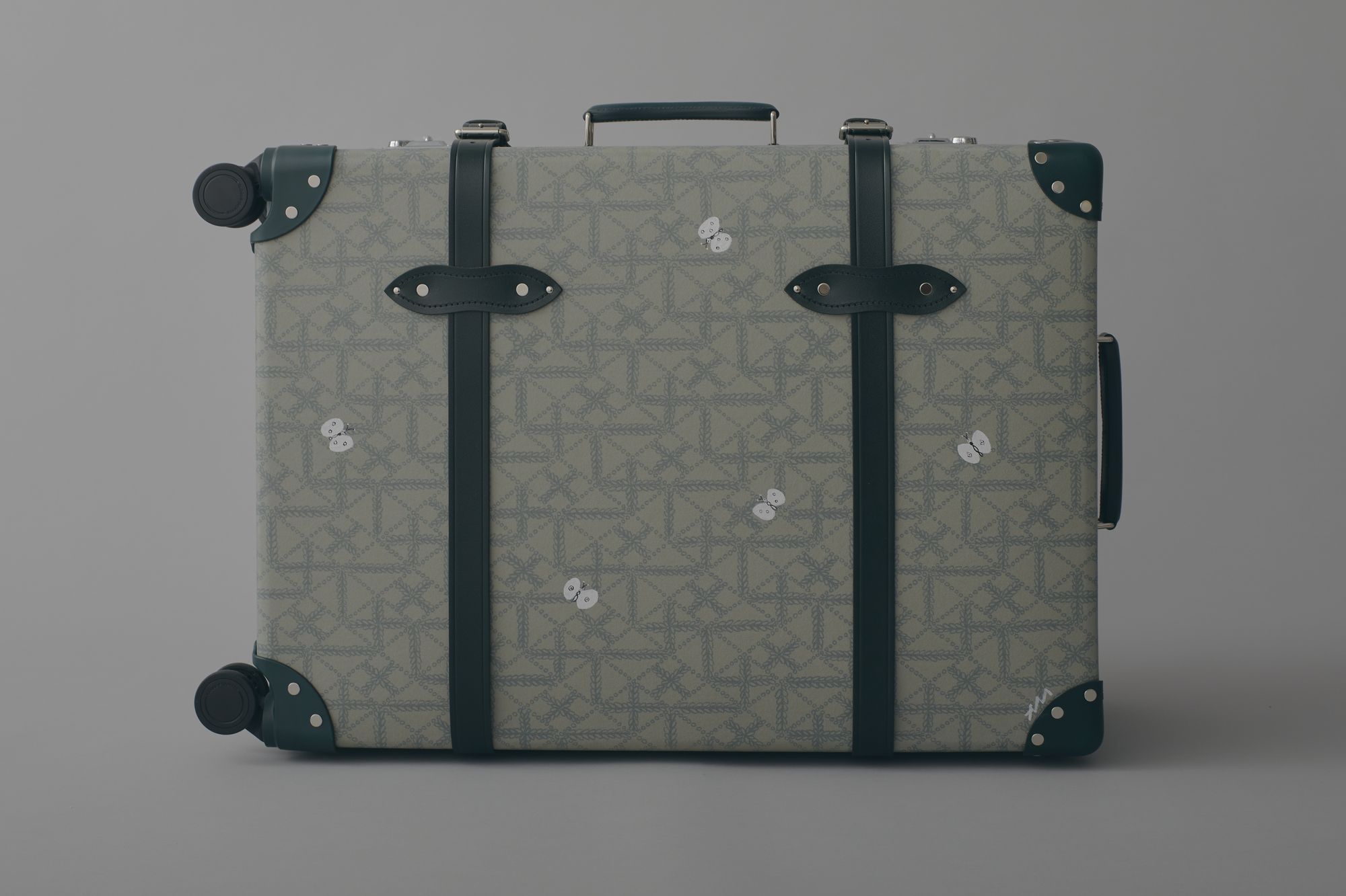 GLOBE TROTTER + paint large check in - minä perhonen