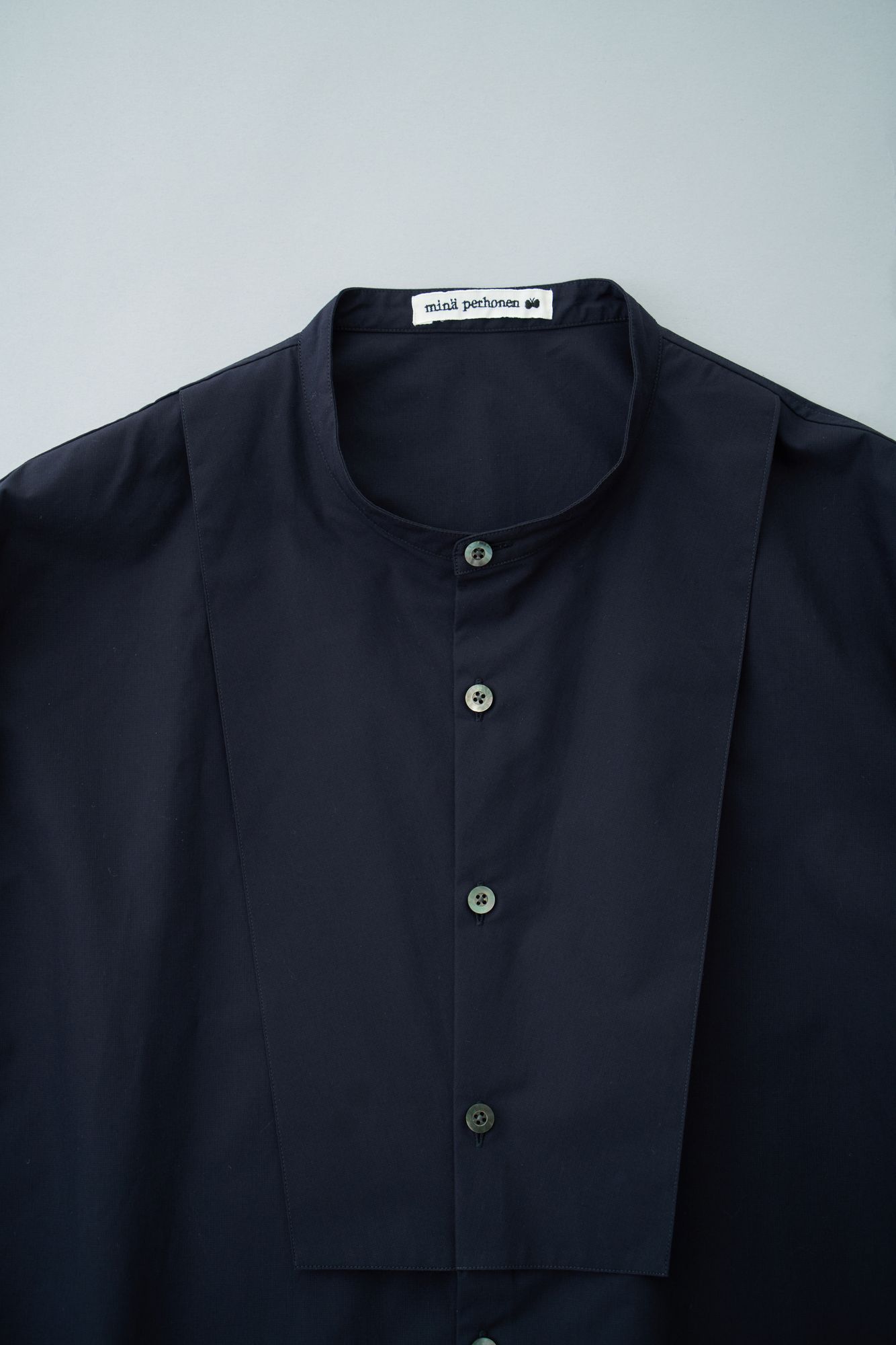 breathing スタンドカラーシャツ - minä perhonen