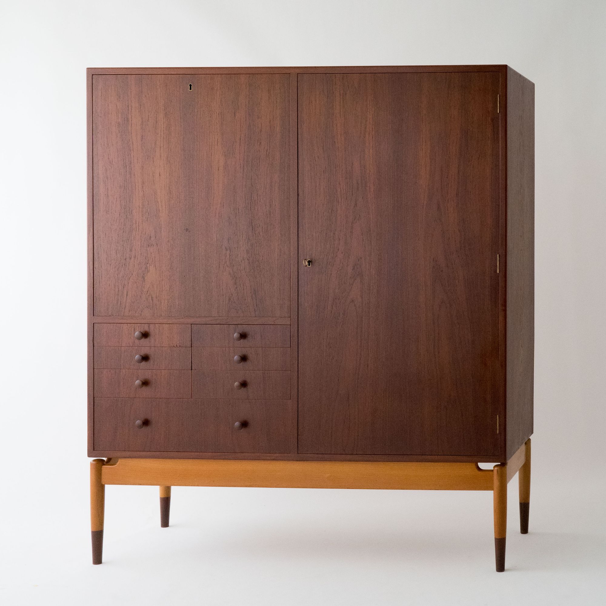 Soren Willadsen Cabinet - minä perhonen