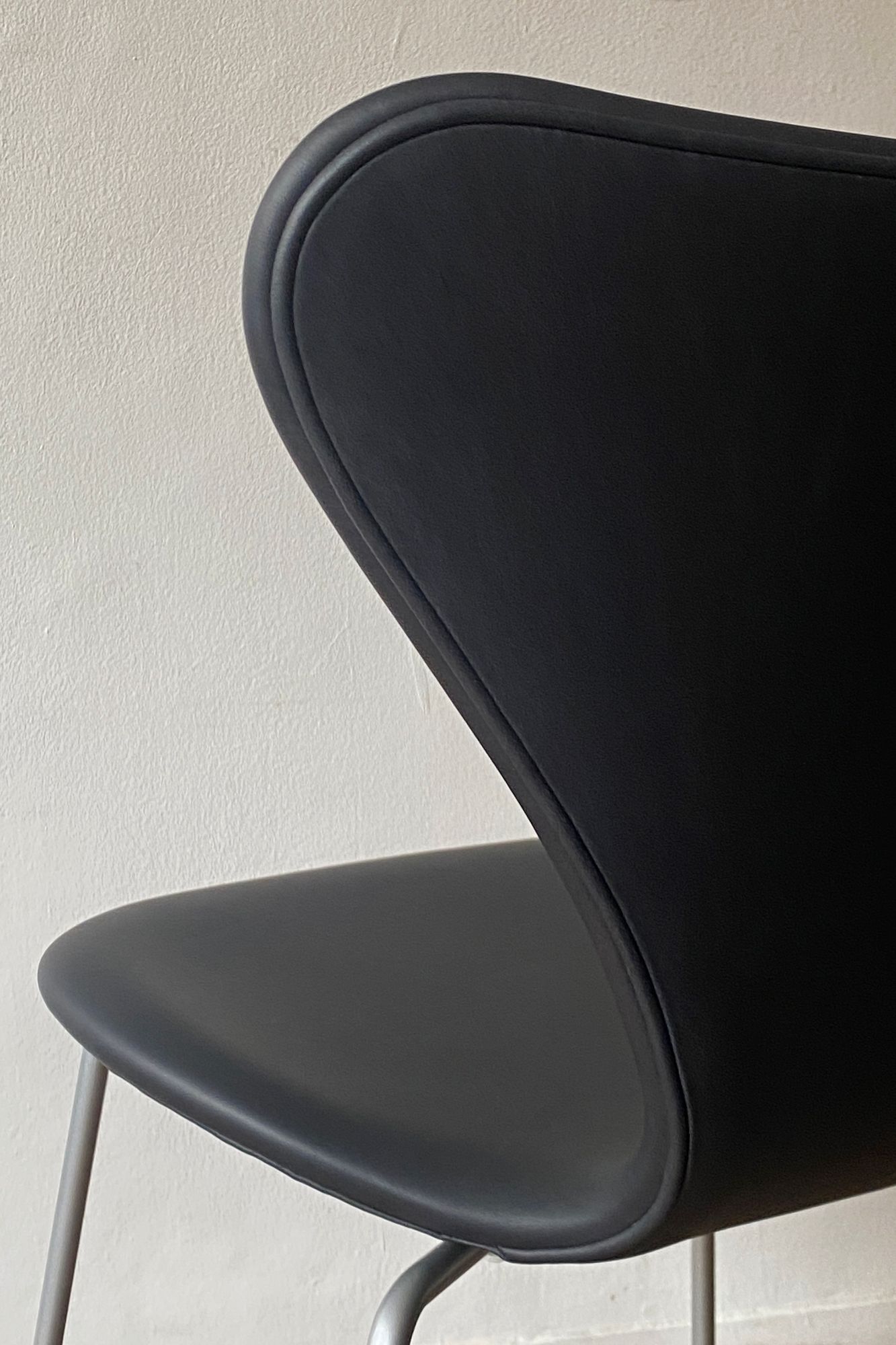 Seven Chair Black Leather - minä perhonen