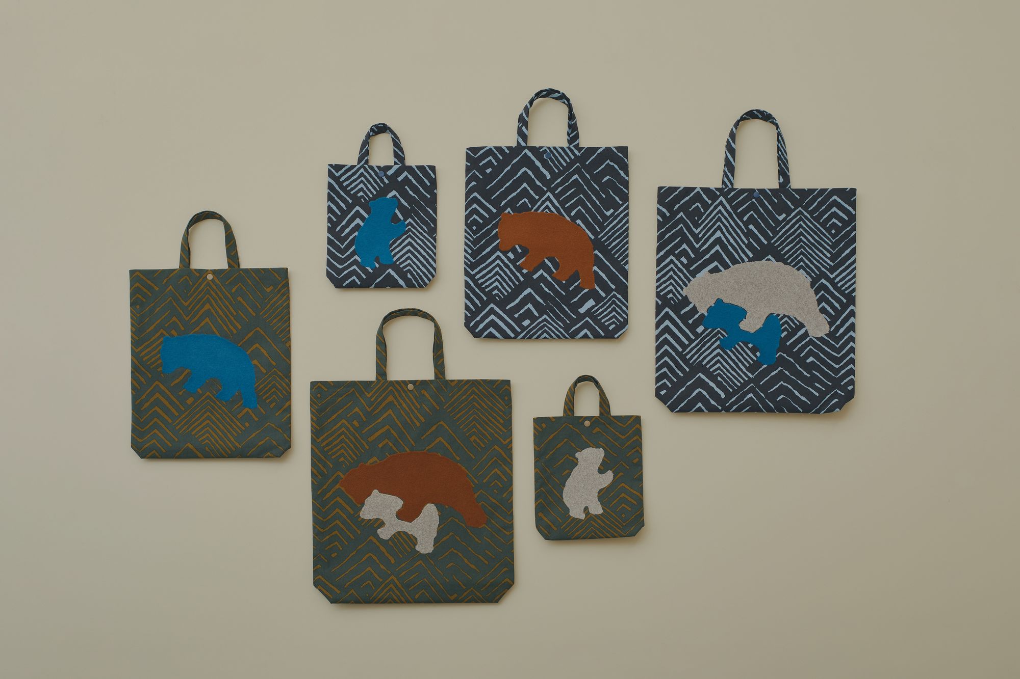 minä perhonen 新作　クマモチーフ トートバッグ　hug hug バッグ - minä perhonen