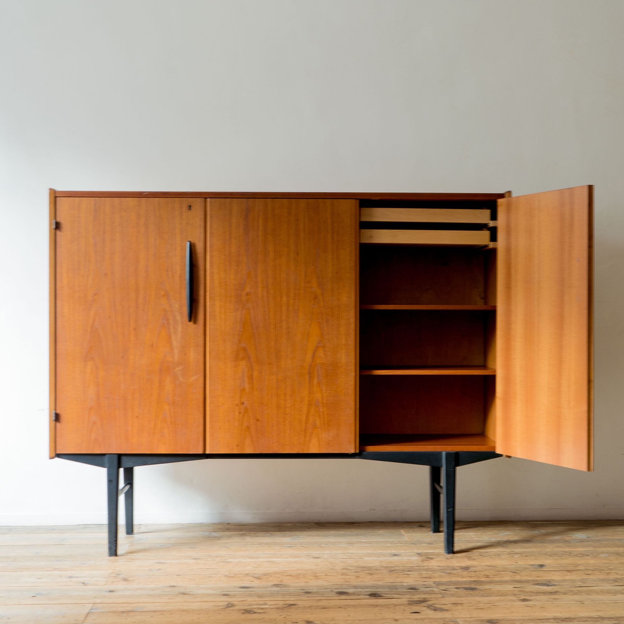 Sideboard - minä perhonen