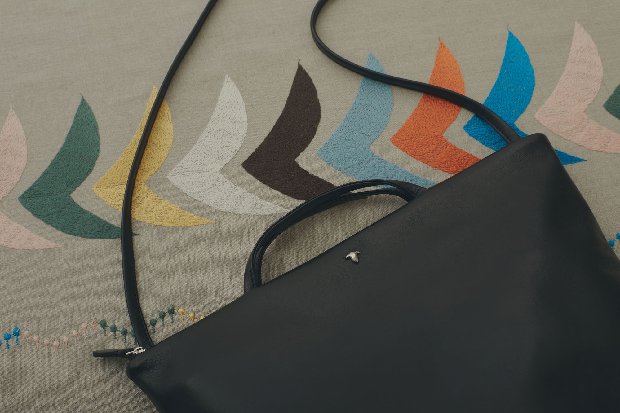 Minaperhonen 羽根模様 キャンバスショルダーバッグ mina perhonen hanakaze ショルダーバッグ -small size- - ミナ