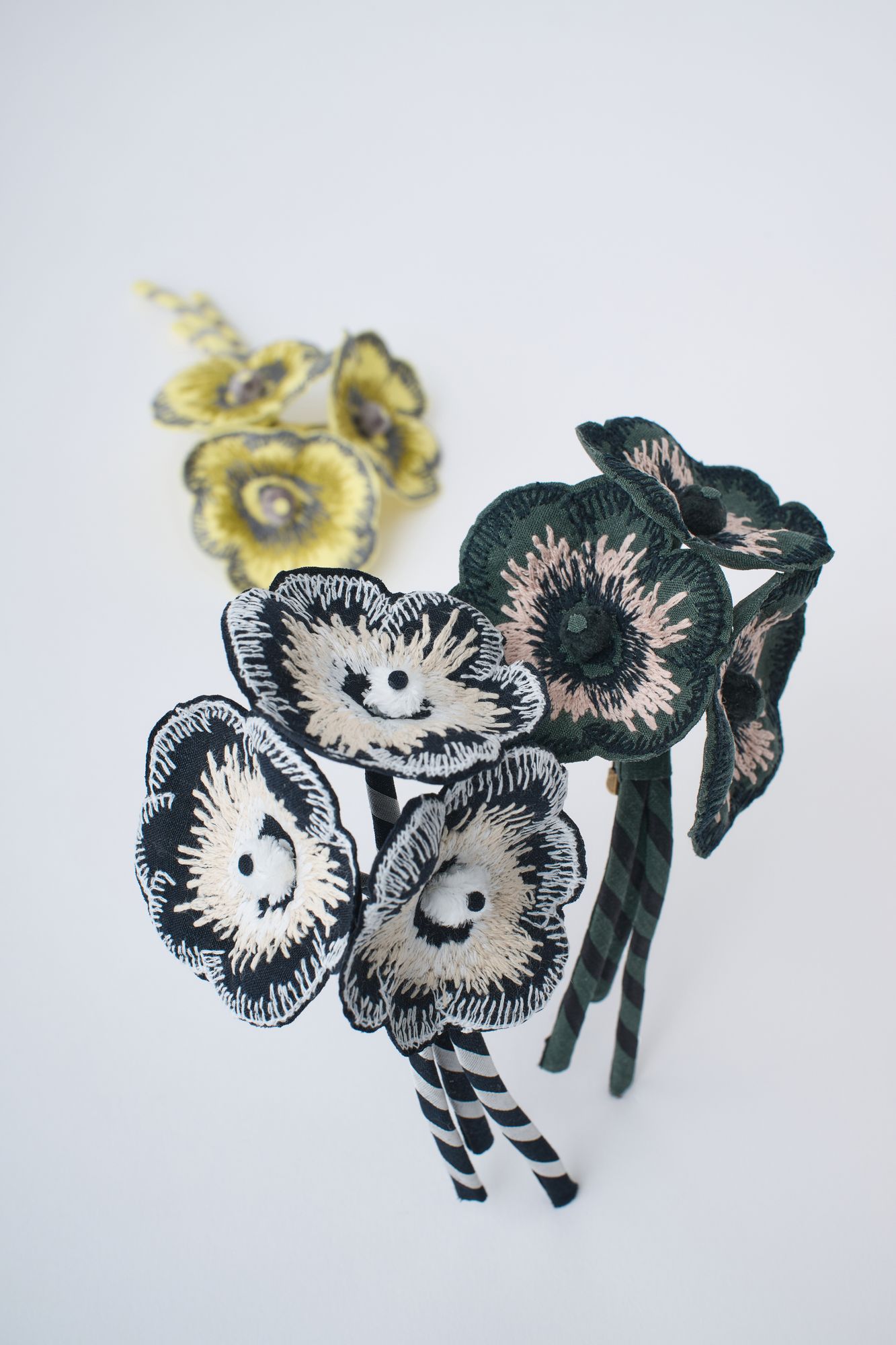ミナペルホネン黒とピンクの花柄 コサージュ trip flower コサージュ - minä perhonen