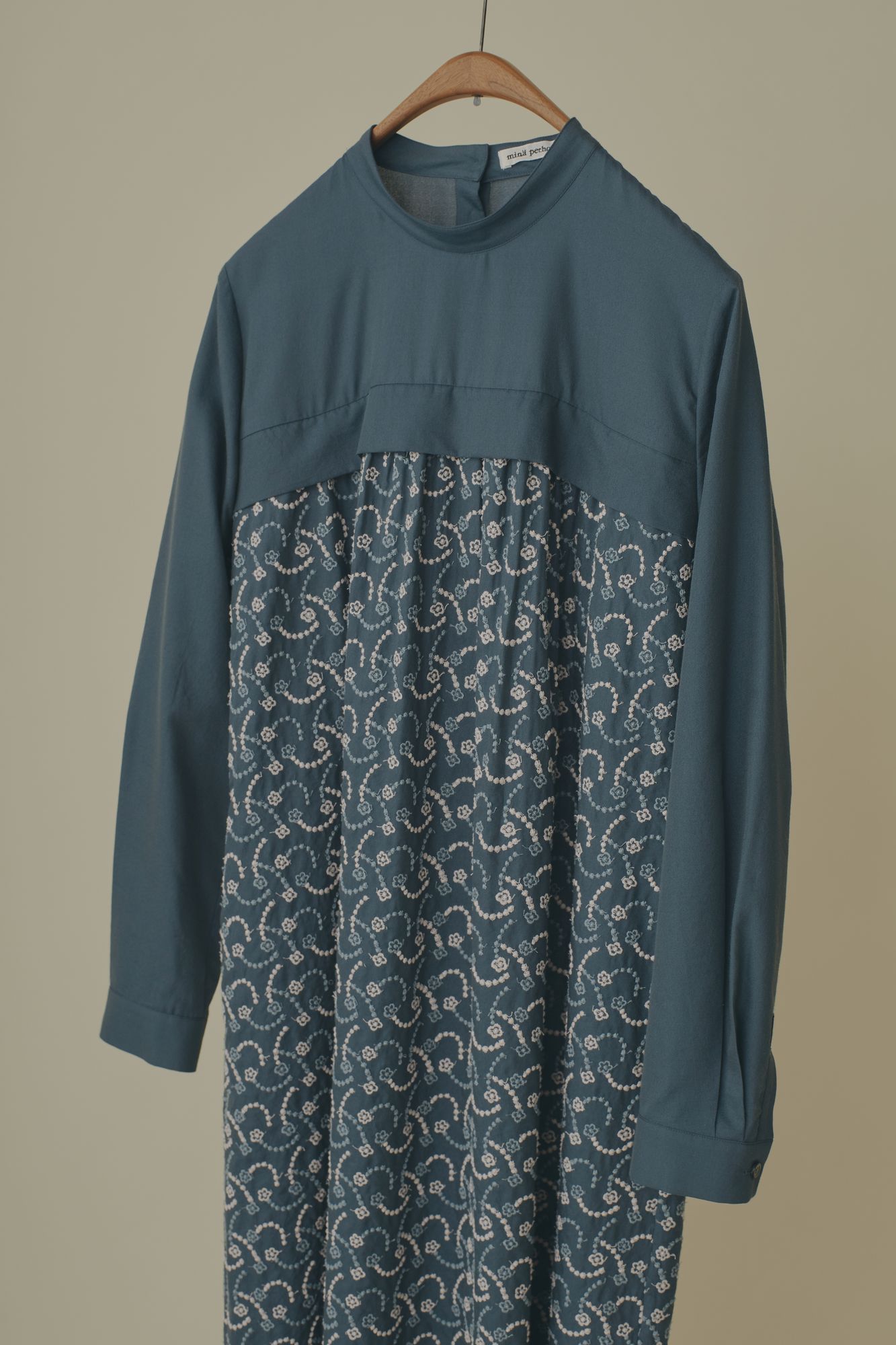 ミナペルホネン　flower leap スタンドカラードレス38サイズ flower leap スタンドカラードレス - minä perhonen