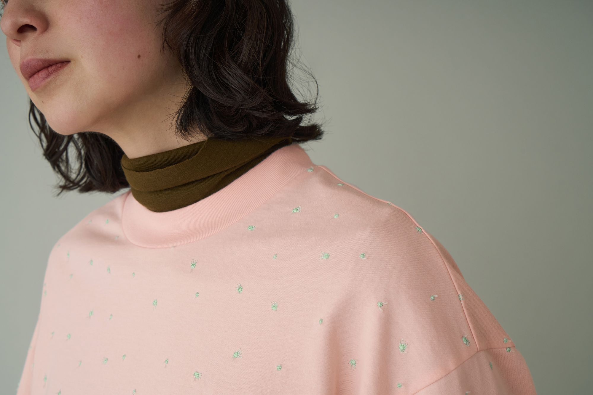 【mina perhonen】夏本番 ハンドメイド プルオーバー 荒炊きリネン grain プルオーバー - minä perhonen