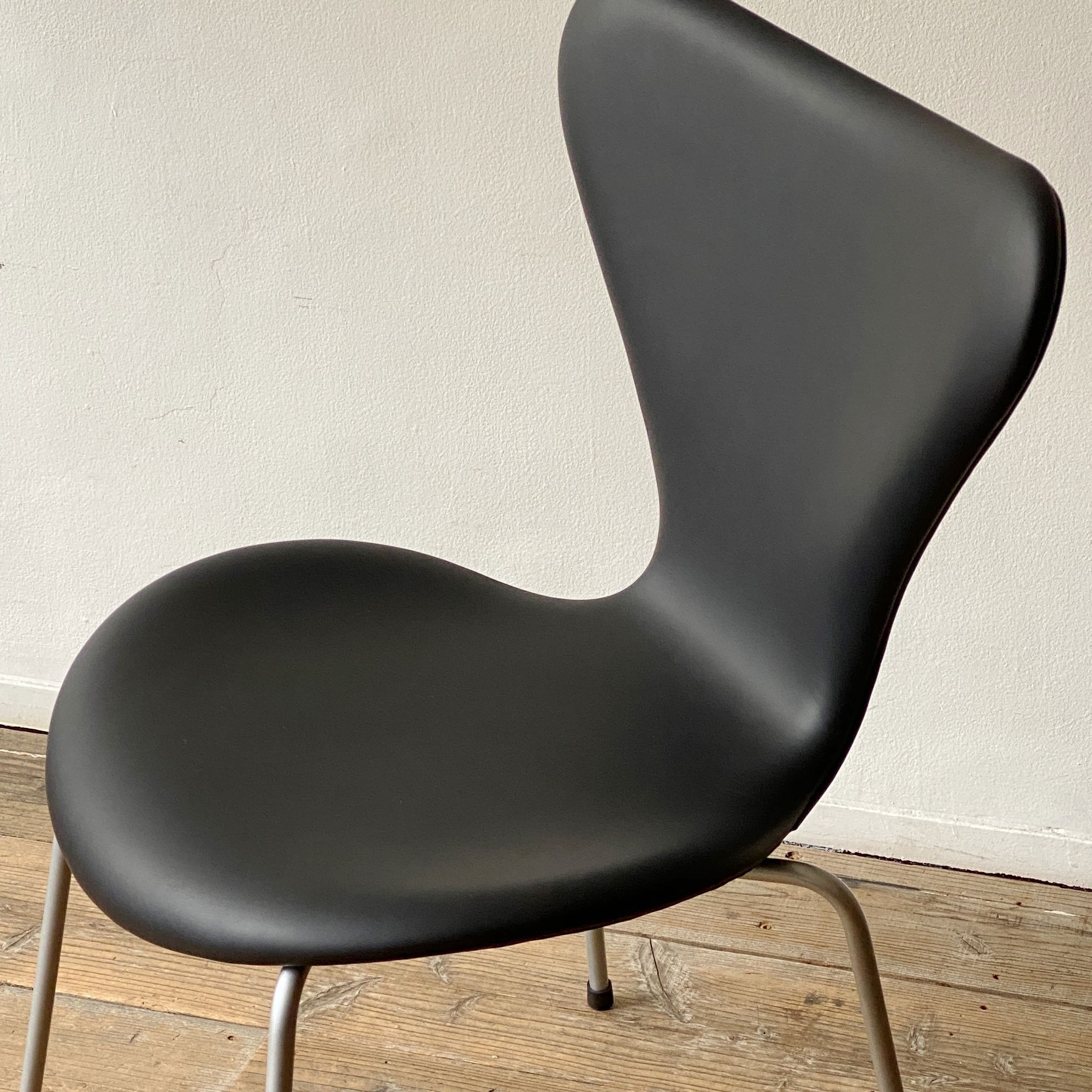 Seven Chair Black Leather - minä perhonen