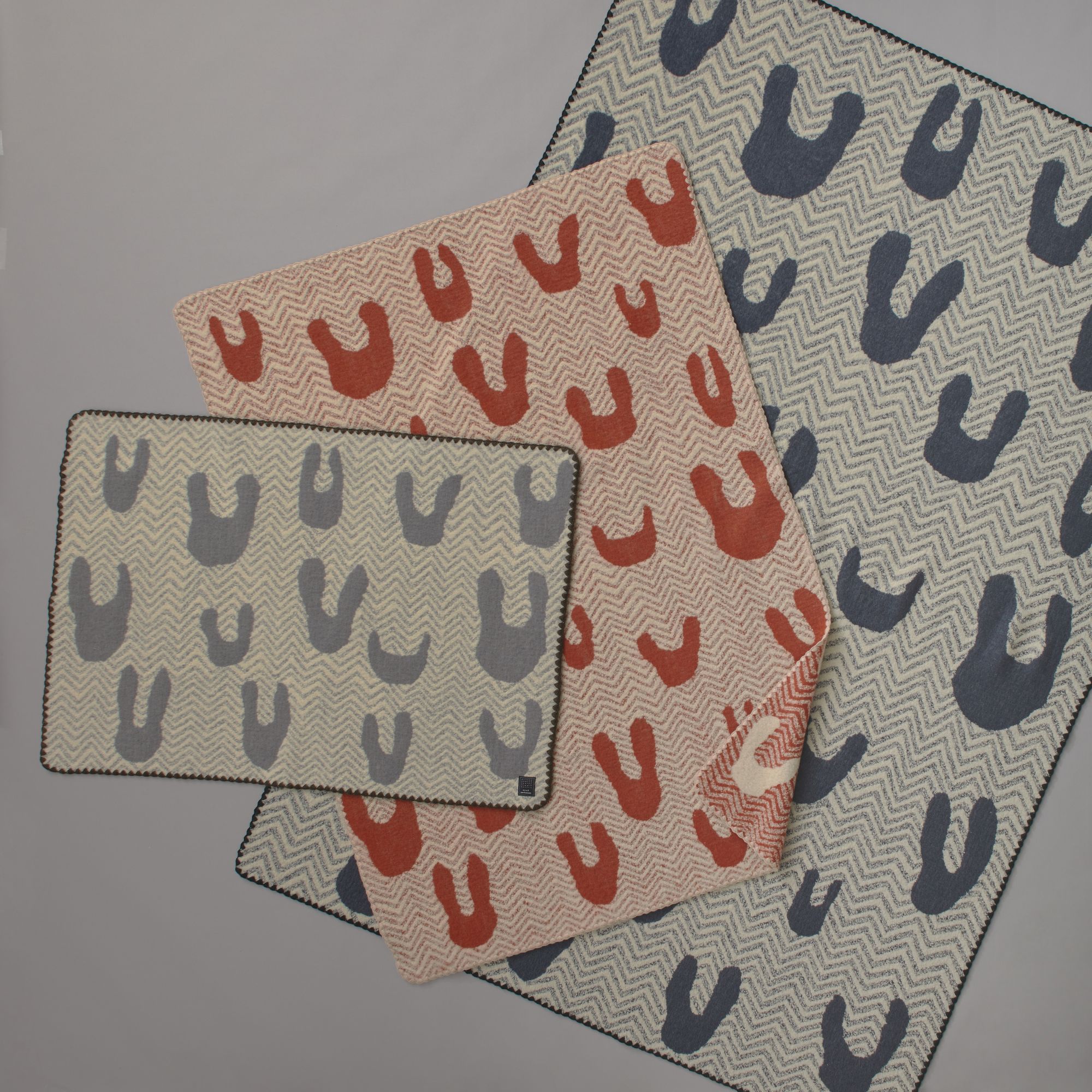 one cat and rabbits ブランケット - minä perhonen