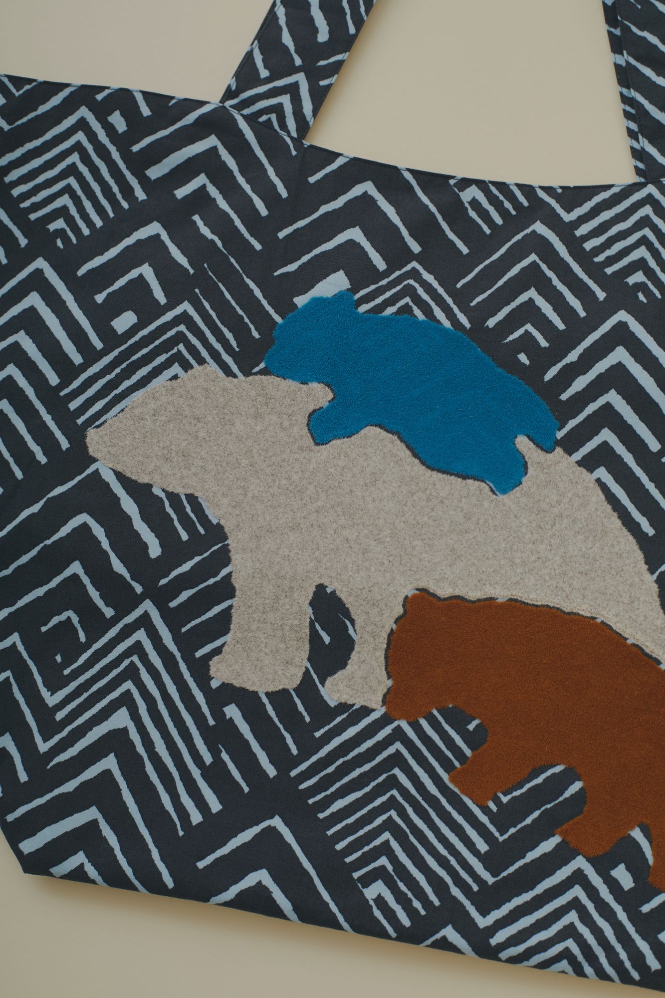 minä perhonen 新作　クマモチーフ トートバッグ　hug minä perhonen 新作 クマモチーフ トートバッグ hug 【公式通販】