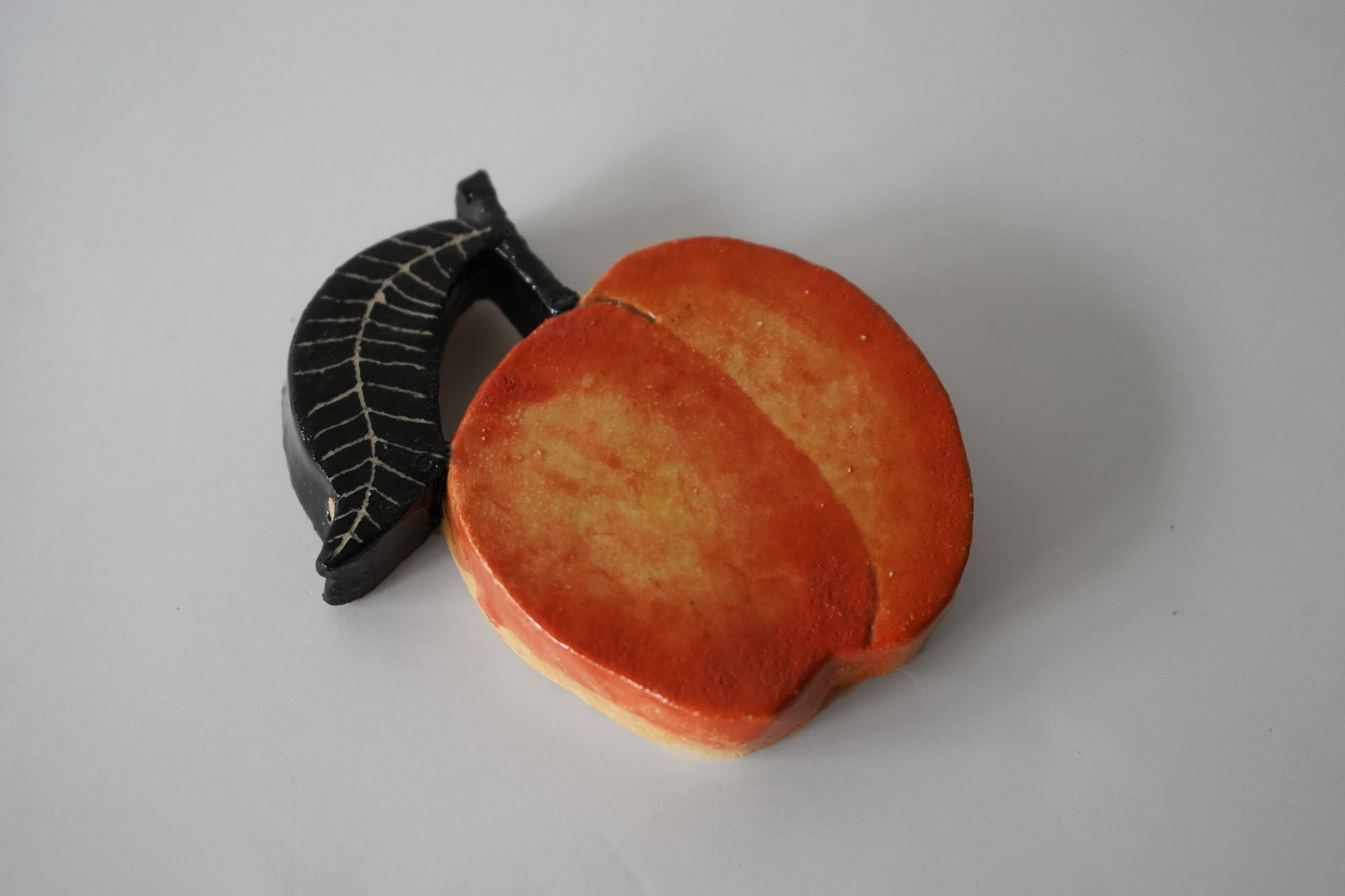 Ceramic Relief Peach - minä perhonen
