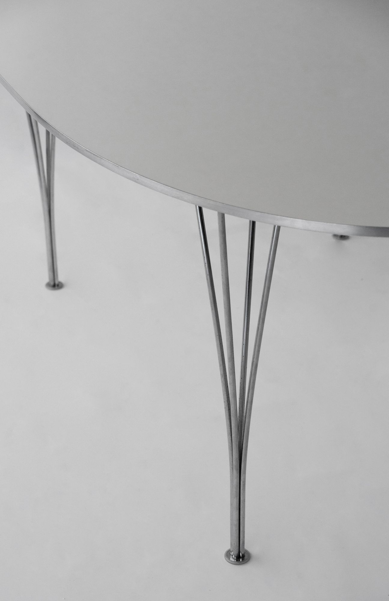 Superellipse Table B613 - minä perhonen