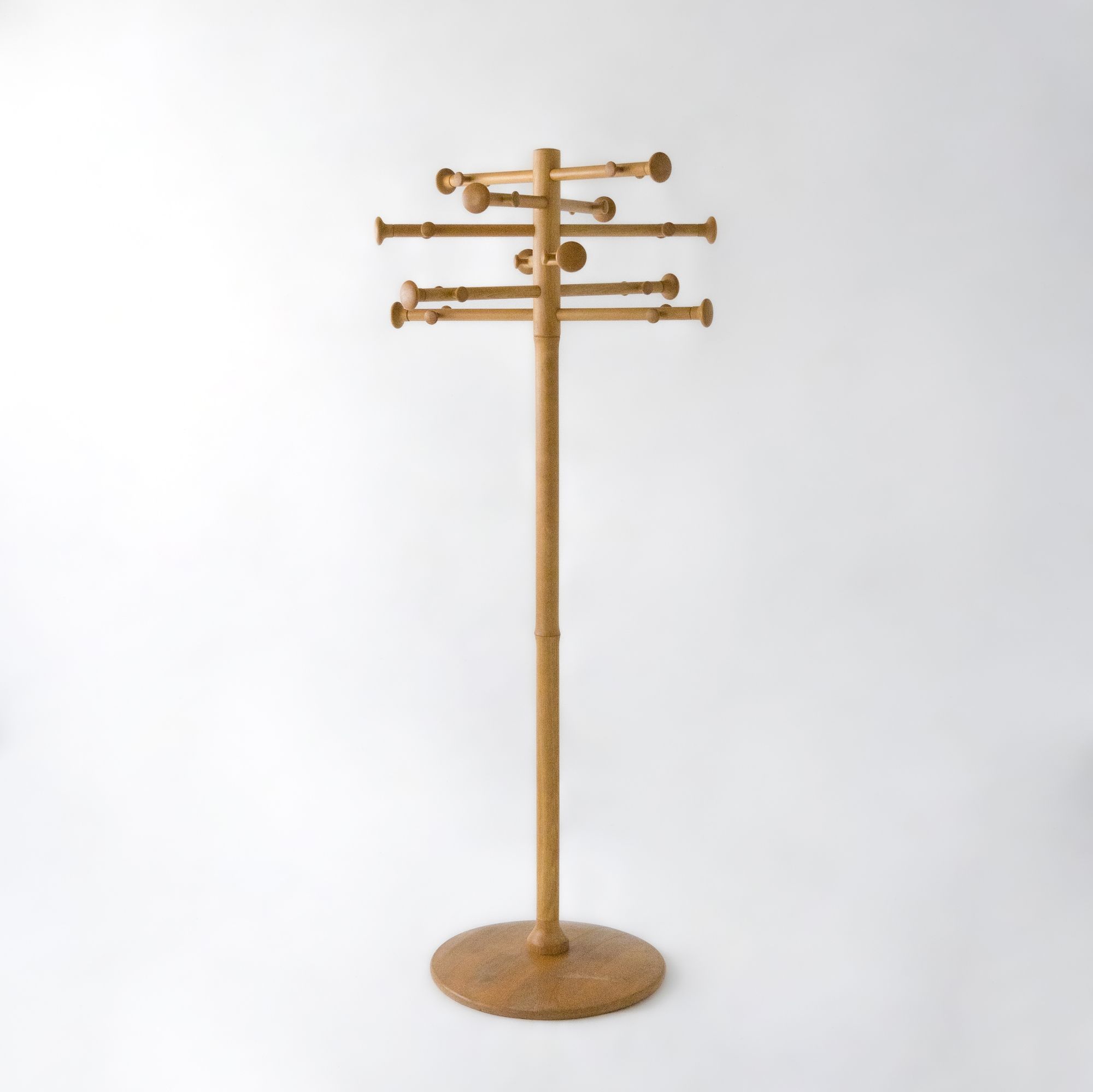 Coat Hanger - minä perhonen