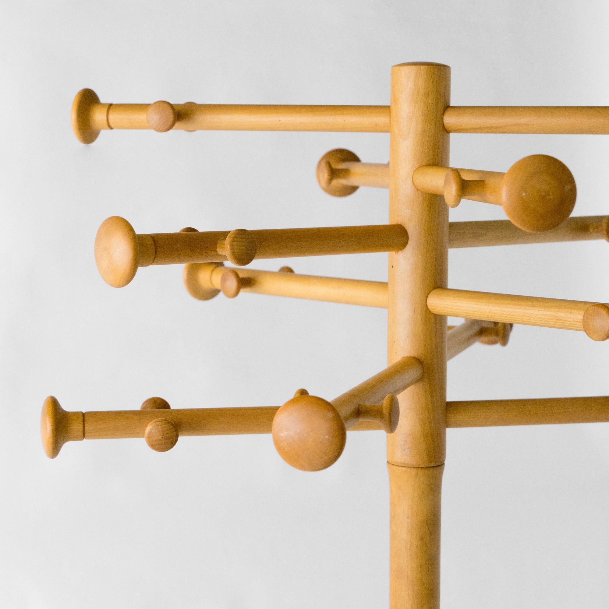 Coat Hanger - minä perhonen