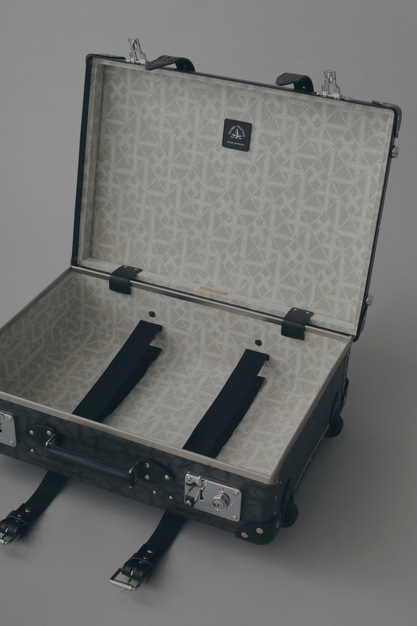 GLOBE TROTTER + paint small carry on - minä perhonen