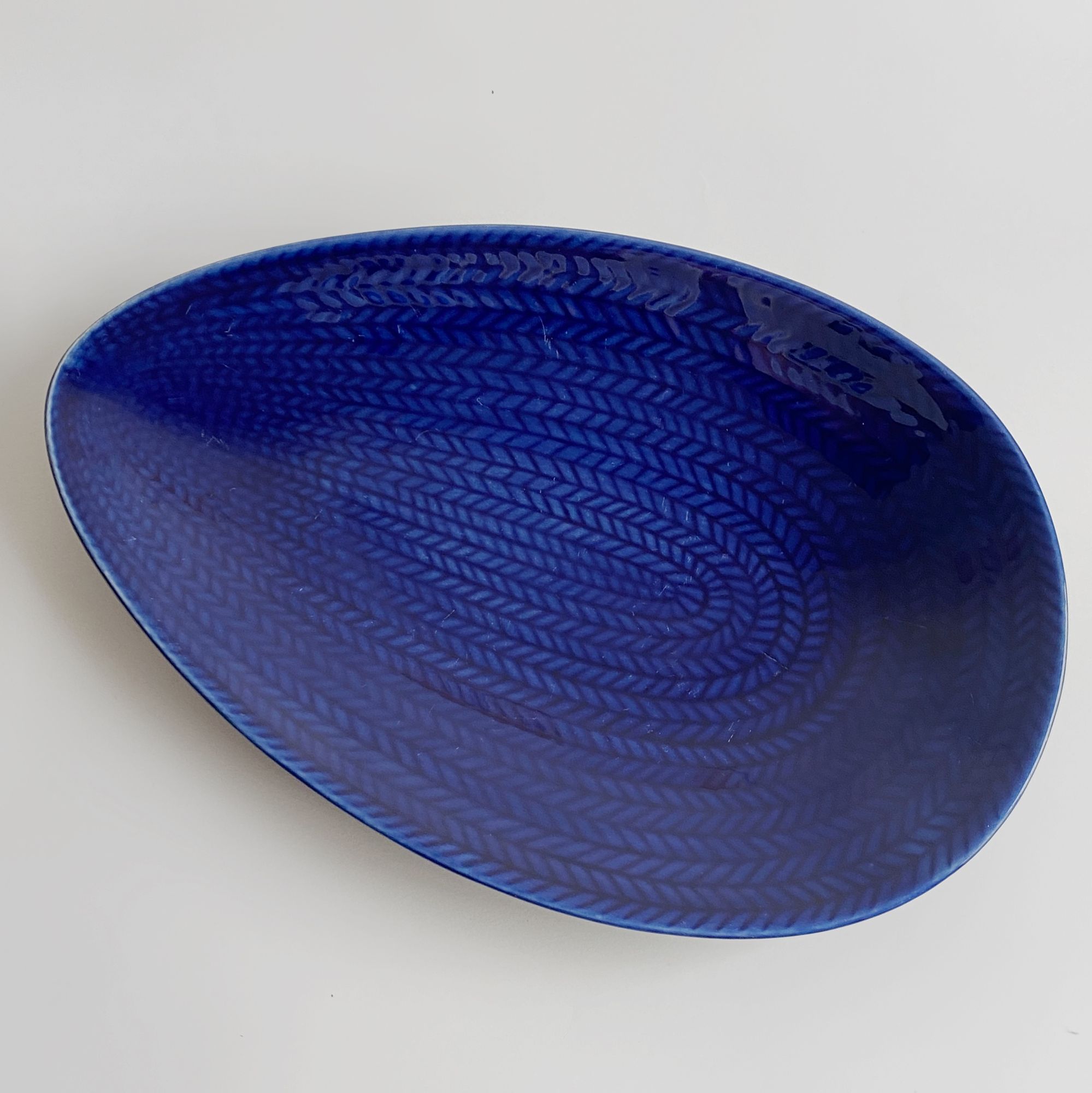 Blå Eld Teardrop Dish 28.5cm - minä perhonen