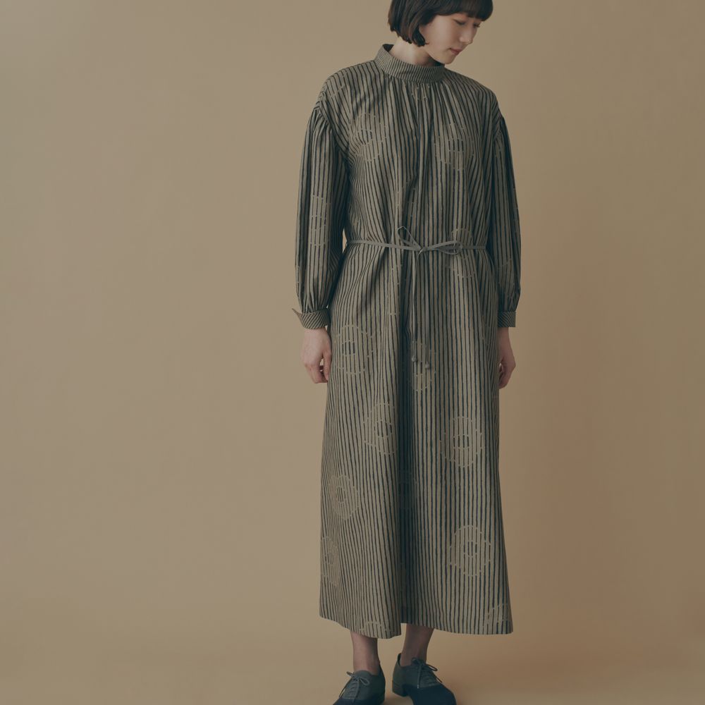 misty flower スタンドカラーギャザードレス - minä perhonen