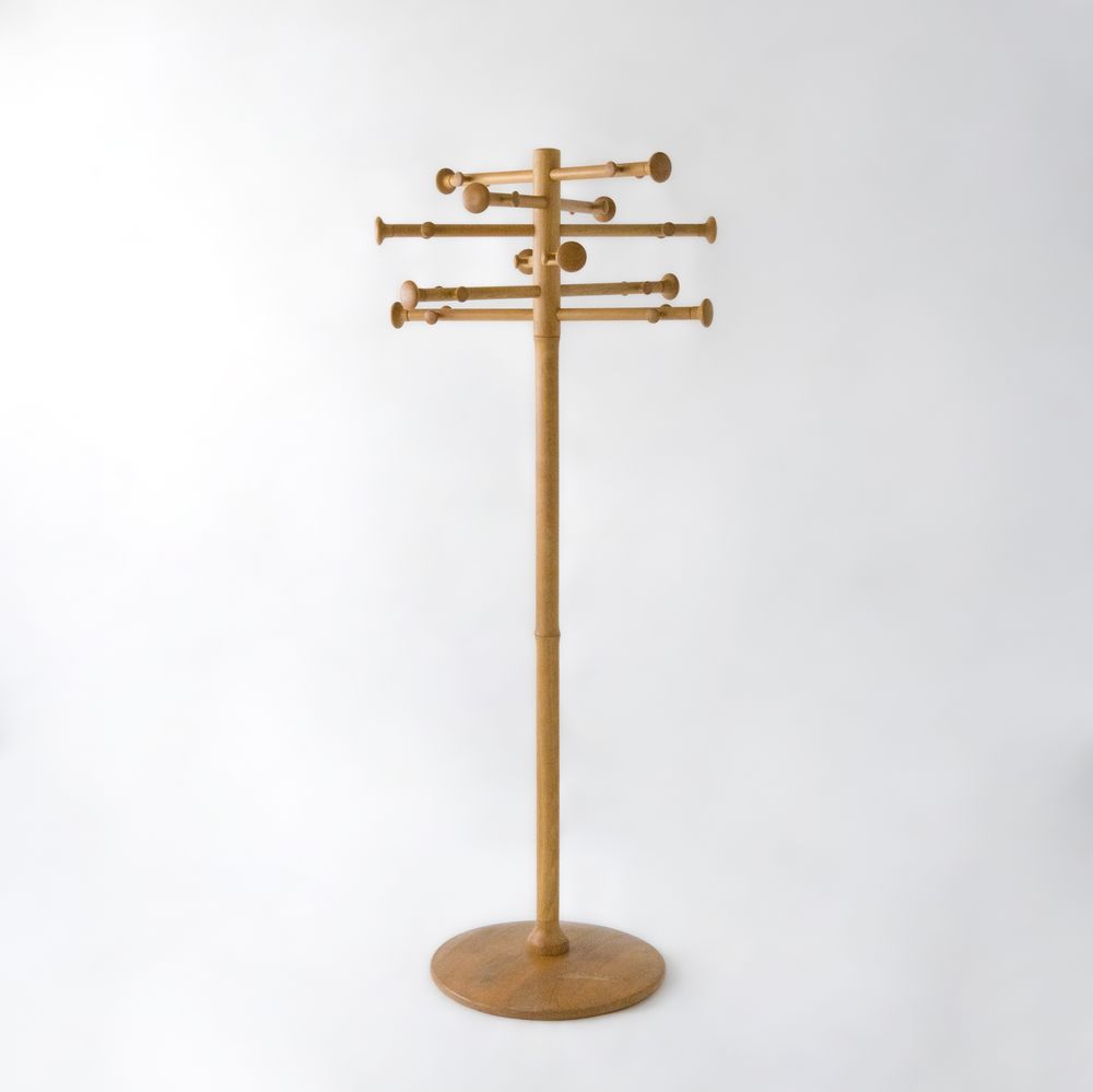 Coat Hanger - minä perhonen