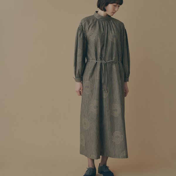 misty flowerスタンドカラーギャザードレス