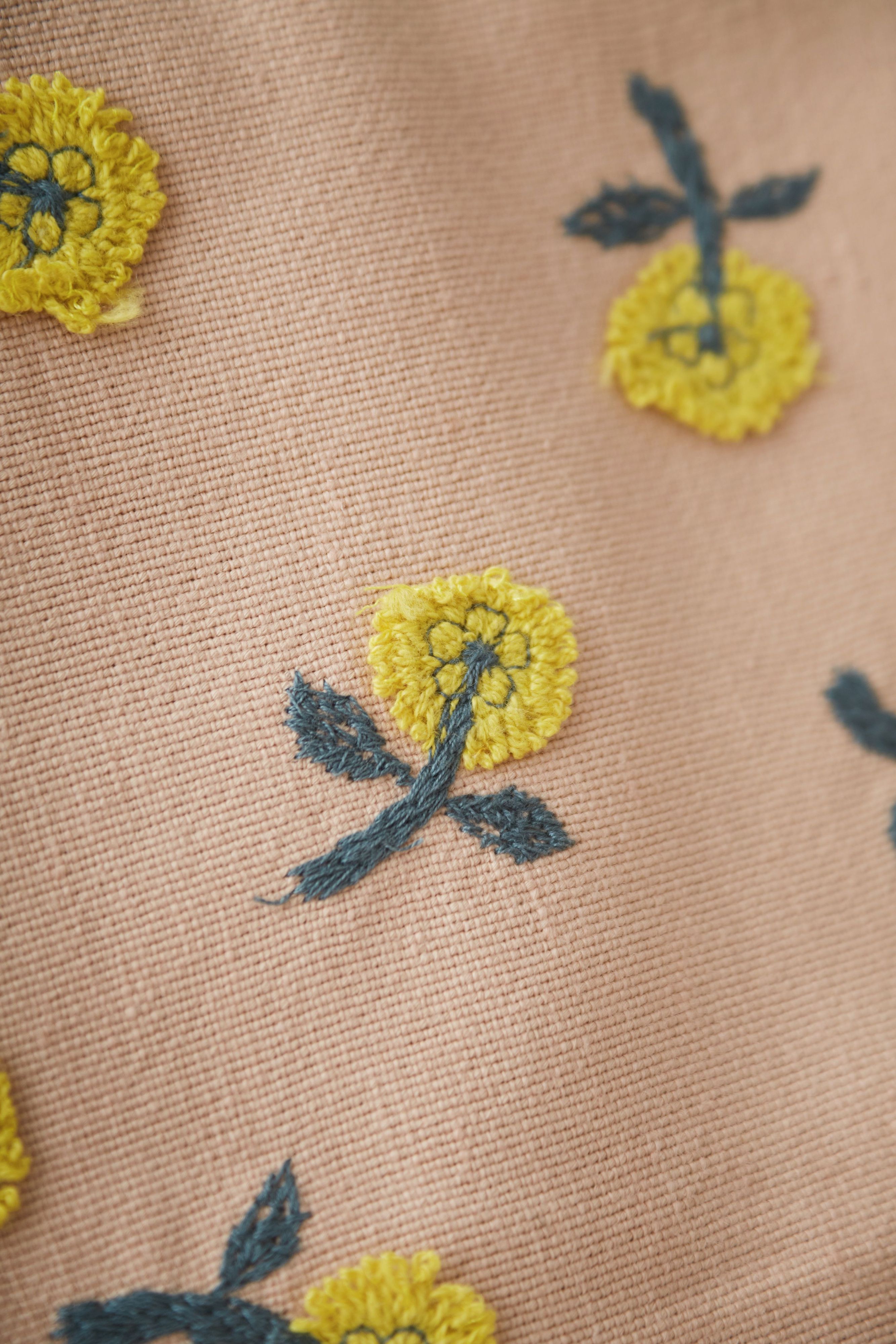 ファブリックパネル　ミナペルホネン　タンバリン　ベージュ　贈り物　刺繍　壁掛け ミナペルホネン ファブリックパネル タンバリン ドップ生地