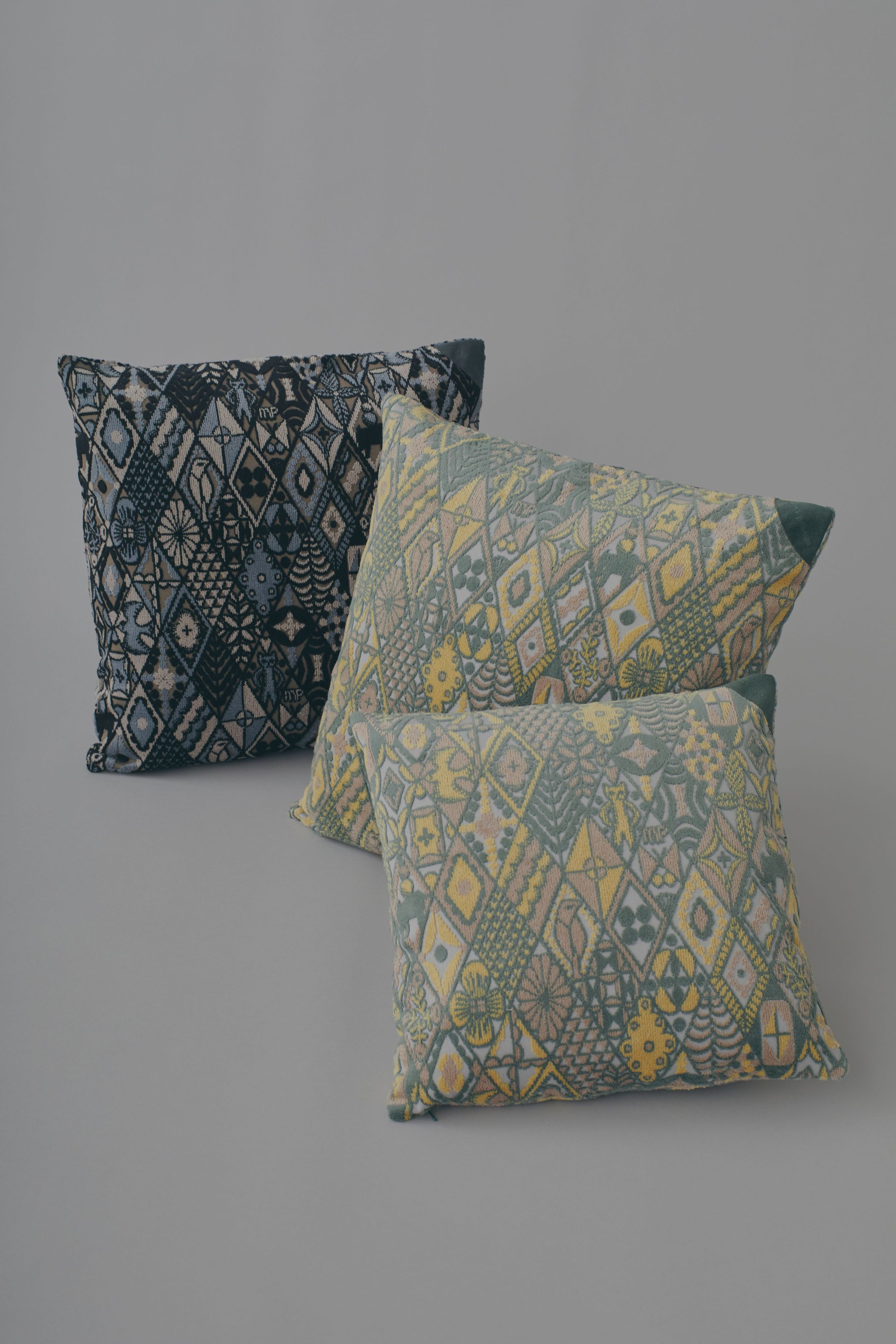 アーカイブテキスタイルのクッション発売のお知らせ。12月21日