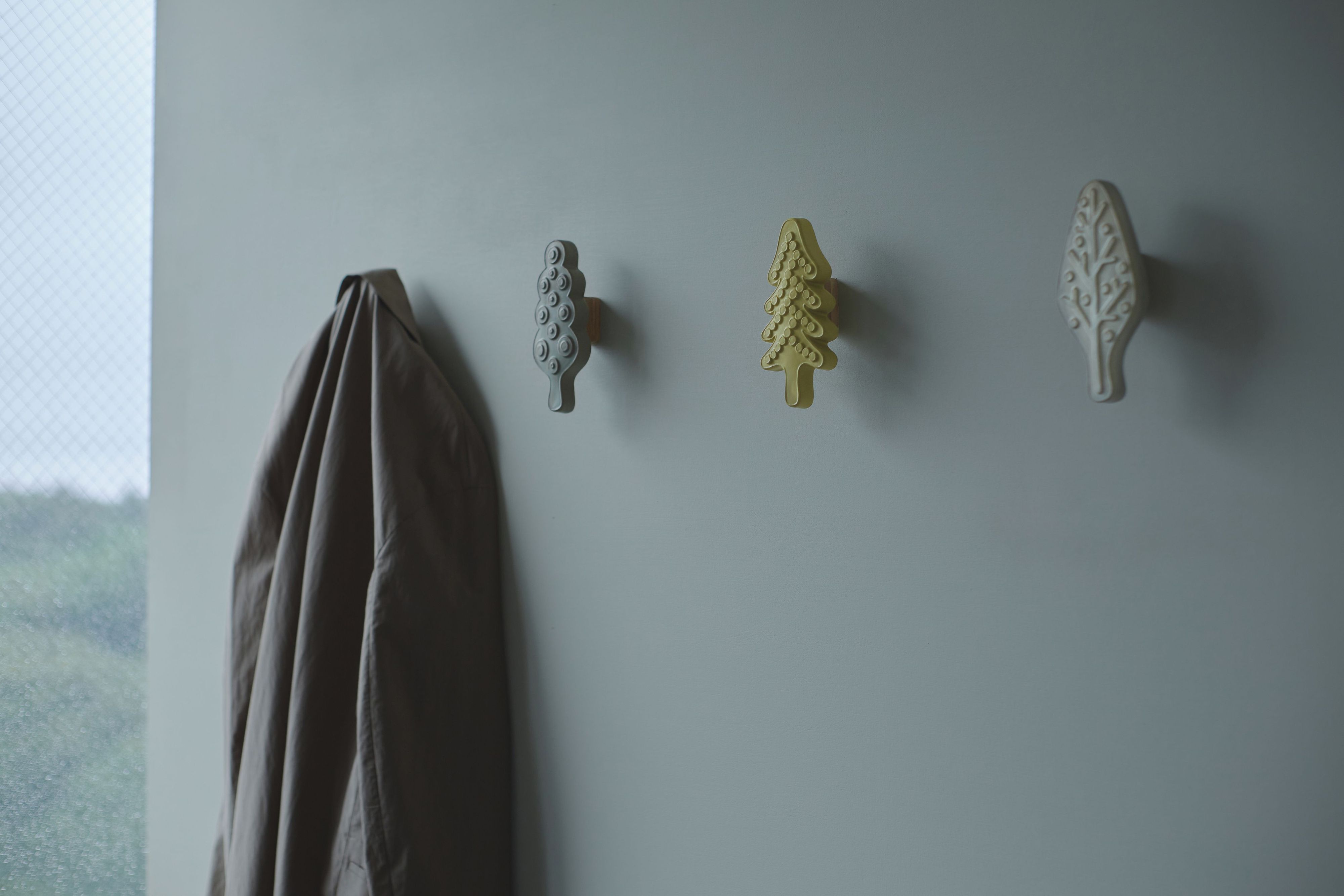 ミナペルホネン　壁フック　moku イエロー ミナペルホネンの壁フック – インテリアコーディネーター荒井詩